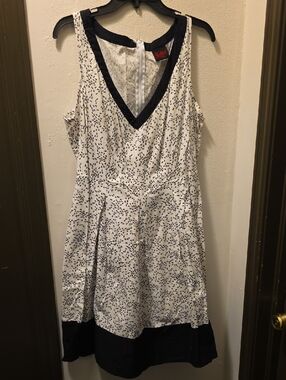 White and Black V-Neck Sleeveless Dress